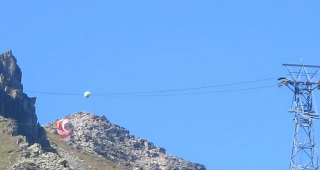 Gl&uuml;ck im Ungl&uuml;ck: Der Gletschirmpilot, der sich mit seinem Flugger&auml;t am Sonntagnachmittag im Kabel der Luftseilbahn auf Eggishorn verfangen  hatte, konnte von der Rettungscrew der Air Zermatt gerettet werden.fds