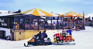 Transport. Musste fr&uuml;her noch das Heu ins Tal hinunter transportiert werden, ist es heute das Golfmaterial, das auf den Platz gezogen wird. Tux (links), Ellmau (rechts). 