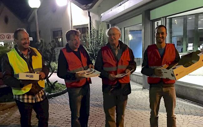 Die SP-Kandidaten Gilbert Truffer, German Eyer, Thomas Burgener und Mathias Reynard am Mittwochmorgen vor der Lonza.