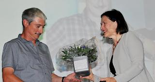 Preistr&auml;ger Beat Volken nimmt von Staatsr&auml;tin Esther Waeber-Kalbermatten die Auszeichnung entgegen.