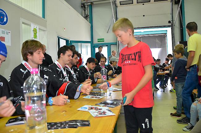 Autogrammstunde mit den Spielern des EHC Visp der Saison 2015/16.