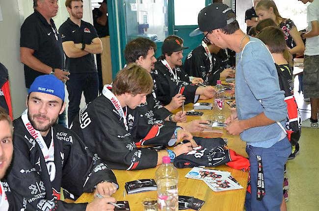 Autogrammstunde mit den Spielern des EHC Visp der Saison 2015/16.