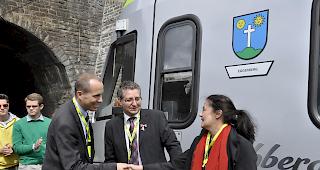 Andreas Willich (Leiter Personenverkehr BLS AG, links) mit den beiden Paten des L&ouml;tschbergers, Reto Zimmermann (Gemeindepr&auml;sident Eggerberg) und Barbla Graf (Gesch&auml;ftsleiterin Schweizer Patenschaft f&uuml;r Berggemeinden)