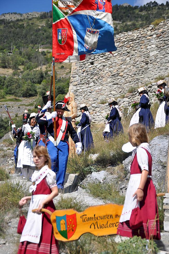 Die Gastgeber aus Niedergesteln beim Abstieg von der Gestelnburg.