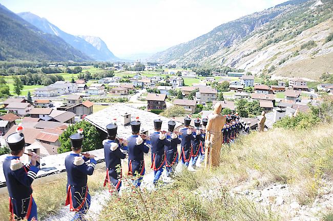 Die Gastgeber aus Niedergesteln beim Abstieg von der Gestelnburg.