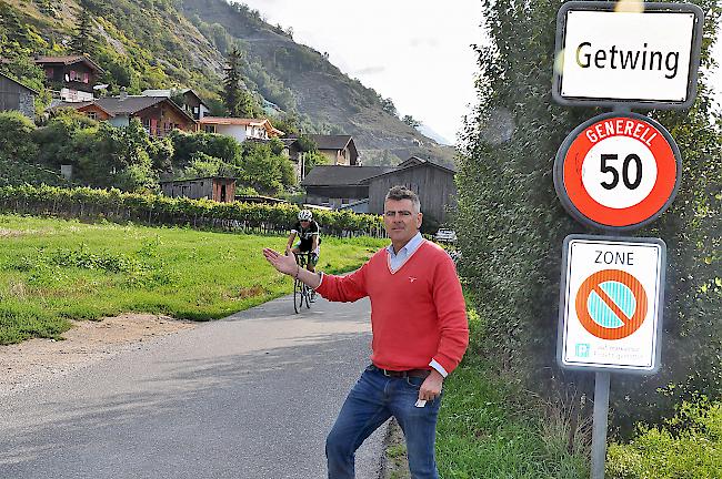 Alexander Igler zeigt ausgangs Getwing die schmale Strasse Richtung Leuk.