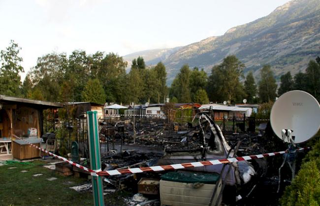 Schnell griff das Feuer griff auf benachbarte Wohnwagen mit Anbauten über. 