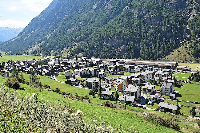 In Täsch sollen «illegale» Parkplätze verbannt werden.