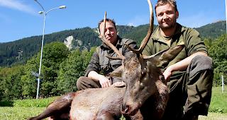 Hirschj&auml;ger. Das J&auml;gerduo Pascal Collaud und Roman Bodenmann schoss am Freitag in Martisberg einen ungeraden Sechsender.