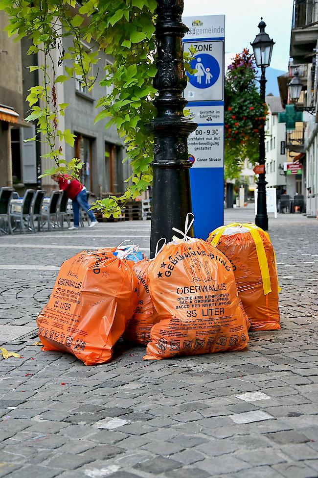 Dürfen erst am Vorabend der Abholung an die Strasse gestellt werden – Müllsäcke in Visp.