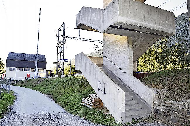 Der Treppenabgang am Bahnhof in Turtmann wird demnächst beleuchtet.