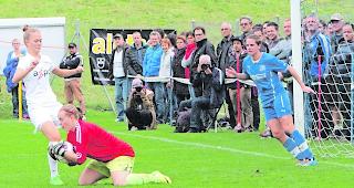 Im Laufduell. FCZ-Spielerin Kim Dubs (links) enteilt G&eacute;raldine Schwery, das NLA-Team war in allen Belangen &uuml;berlegen. 