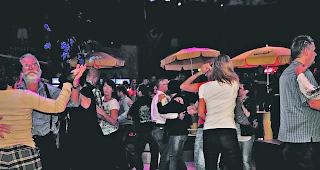 Freude herrscht. An der &Uuml;-30-Party wurde am vergangenen Samstagabend zu Evergreens gejohlt, gefeiert und getanzt. 