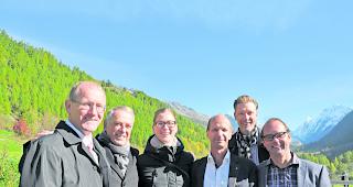 Freudentag. Der vereinte Talrat samt Ehrengast: Von links: Lukas Kalbermatten, Gemeindepr&auml;sident Blatten, alt Bundesrat und Ehrenburger des L&ouml;tschentals Adolf Ogi, Nadja Jeitziner, Gemeindepr&auml;sidentin Ferden, Beat Rieder, Pr&auml;sident Talrat L&ouml;tschental, Bernhard Rieder, Gemeindepr&auml;sident Kippel, und Hans-Jakob Rieder, Gemeindepr&auml;sident Wiler. 