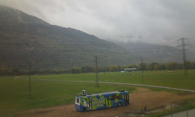 Webcamaufnahme vom 15. Oktober 2015: Das Openair-Gelände in Gampel im Herbst-Kleid