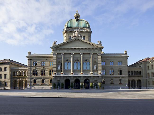 Das Bundeshaus mit dem Bundesplatz in Bern. Heute Sonntag haben die Schweizer Stimmbürger und Stimmbürgerinnen über die Zusammensetzung des Parlaments für die nächsten vier Jahre entschieden (Archiv)