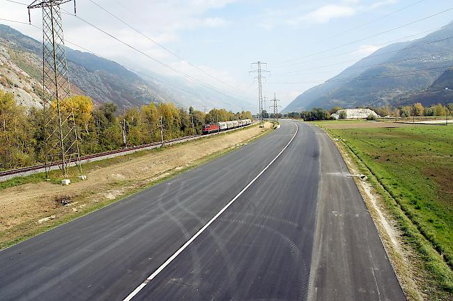 Asphaltiert. Schon bald wird hier bei Susten der Verkehr rollen. (1815.ch)