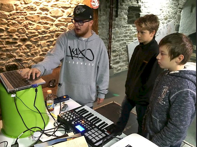 Die SpecialWeek der JAST Oberwallis bot auch am Donnerstag spannende Workshops an: Voll am Werk– Beats produzieren