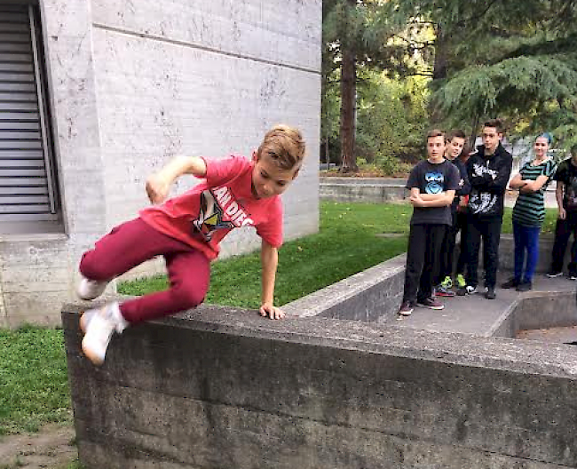 Die SpecialWeek der JAST Oberwallis bot auch am Donnerstag spannende Workshops an: Die ersten Hindernisse wurden schon überwunden– Parkour