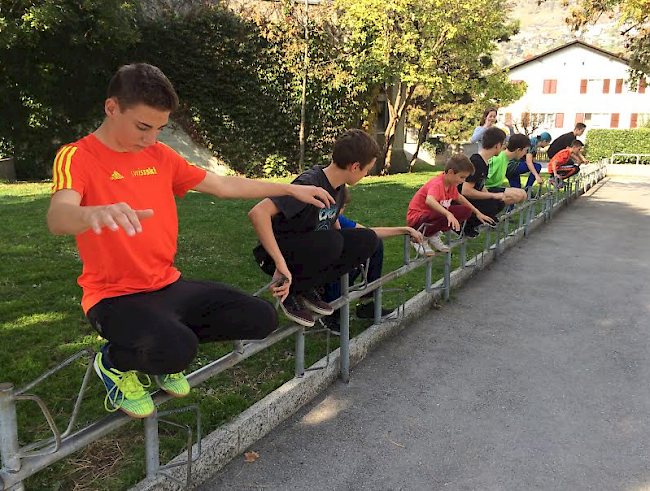 Die SpecialWeek der JAST Oberwallis bot auch am Donnerstag spannende Workshops an: Die Körperbescherung funktioniert schon ganz gut– Parkour