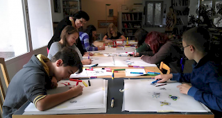 Die SpecialWeek der JAST Oberwallis bot auch am Donnerstag spannende Workshops an: Gruppenbild mit der Arbeit an Ihrem Graffiti&ndash; Graffiti, Comic und Manga