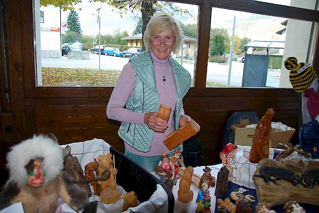 Roswitha Axt stellt passend zum Namen Figuren aus Lindenholz her. 