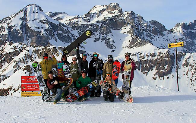 Alle Mitglieder von RAD Movie Production auf ihrer Lieblingsunterlage: Schnee 