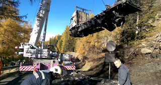 Das Lastwagen-Wrack musste mit einem Hebekran auf einen Transporter gehievt werden.