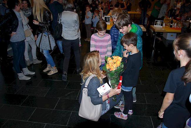 Besonders die Kinder scheinen die schöne Gliserin ins Herz geschlossen zu haben.