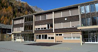 Auch die Zukunft des Schulhauses in Saas-Grund steht derzeit auf dem Pr&uuml;fstand.