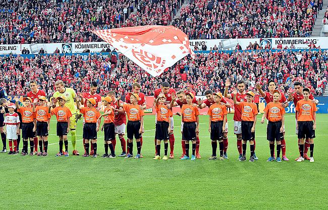 Die Junioren D1 des FC Termen/Ried-Brig als Einlaufkinder in der Mainzer "Coface-Arena".