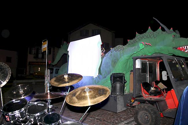 Impressionen von der Plakettentaufe, welche die Drachentöter in Anwesenheit der anderen beiden Zünfte auf dem Natischer Märtplatz durchführten.