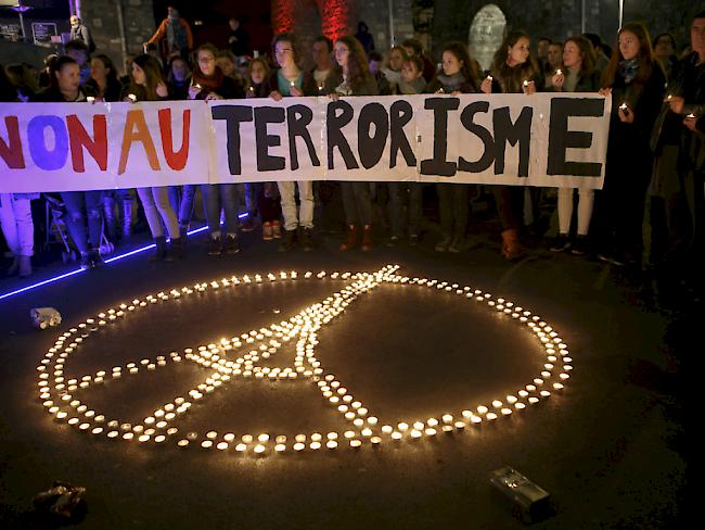 Das etwas abgeänderte Peace-Zeichen mit dem Eiffelturm im Kreis wird zum Symbol für die Solidarität mit den Opfern der Anschläge in Paris.