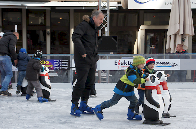 Die Eiskunstbahn auf dem Briger Sebastiansplatz ist seit Samstag offen