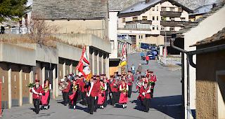 Die Musikgesellschaft &laquo;Bleiken&raquo; beim Einmarsch zum Festgottesdienst.
