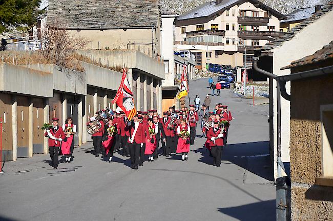 Die Musikgesellschaft «Bleiken» beim Einmarsch zum Festgottesdienst.