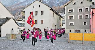 Gesegnet. Pfarrer Herbert Heiss sparte bei der Einsegnung nicht mit Weihwasser. 