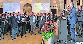 Freundschaft pflegen. Jean-Michel Cina begr&uuml;sst die anwesenden G&auml;ste im Namen des Kantons Wallis.  