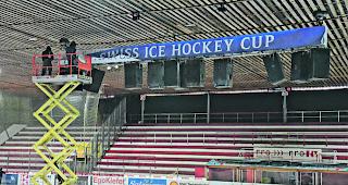 Aufbau in luftiger H&ouml;he. Schriftz&uuml;ge und Logos des Schweizer Cups werden in der Litternahalle ebenso angebracht wie &uuml;ber zwei Kilometer Bandenwerbung. 