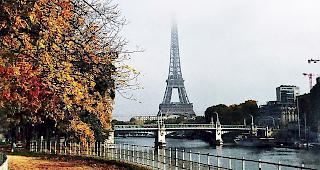 Touristenmagnet Eiffelturm. Paris ist im Herbst ein beliebtes Reiseziel.