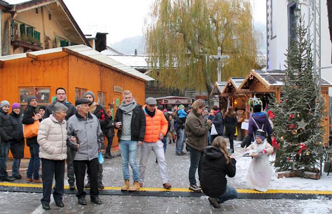 Zuschauer auf dem Kirchplatz