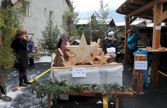 Weihnachtliche Geschenkartikel stehen zum Verkauf.