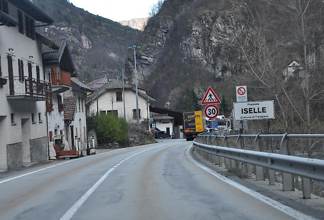 Erstickt im Verkehr.  Der italienische Zoll in Iselle ist ein Nadelöhr.