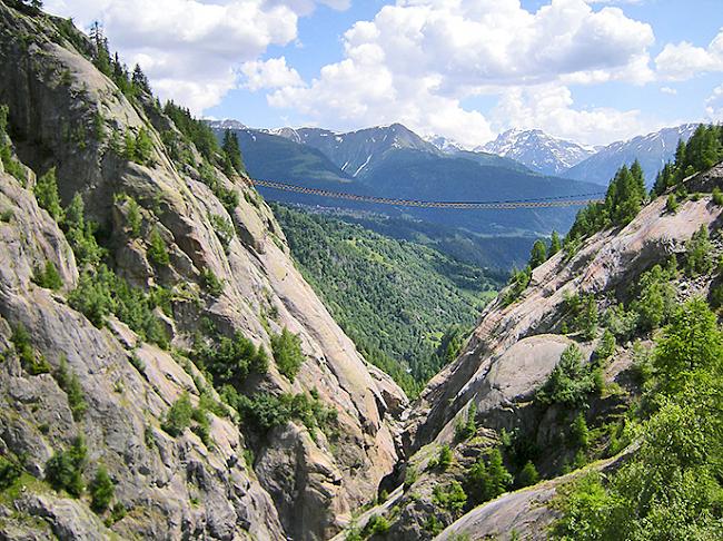 Imposant: Die Hängebrücke Aspi-Titter quert die 120 Meter tiefe Weisswasserschlucht.