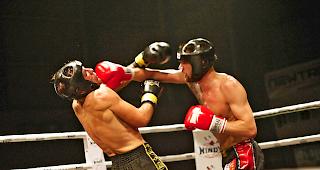 Volltreffer: Nicolas Anthamatten (r.) trifft seinen Gegner ins Gesicht.