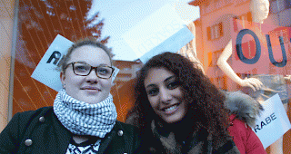 Debora Pesce (links) und Leila Detta, beide aus Zermatt: &laquo;Das neue Logo gef&auml;llt uns &uuml;berhaupt nicht. Der Steinbock hat besser zum Wallis gepasst als der Wolf. Auch die graphische Umsetzung und die Farbe finden wir nicht besonders sch&ouml;n.&raquo;