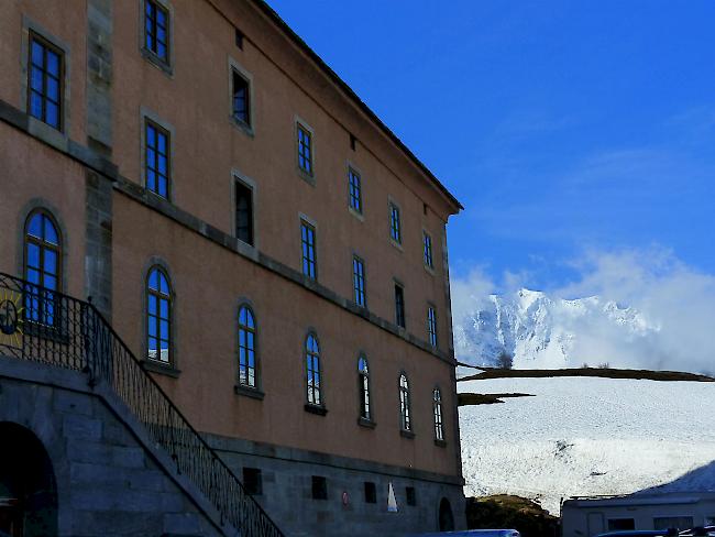 Der Bau des Hospizes auf dem Simplonpass wurde 1801 auf Befehl von Napoléon Bonaparte begonnen. Die Grundsteinlegung erfolgte erst im Jahr 1813. Im Jahr darauf wurde Napoléon gestürzt und die Bauarbeiten eingestellt; sie wurden dann 1831 durch die Augustiner-Chorherren vom Grossen Sankt Bernhard vollendet. 