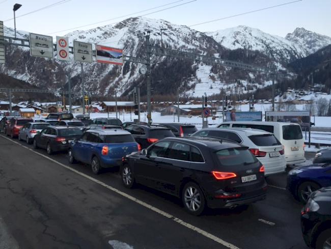 Wegen einer Panne eines Zuges musste der Autoverlad an der Furka vorübergehend eingestellt werden (Symbolbild).
