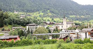N&ouml;rdlich des Altersheims soll der &Ouml;V-Hub in Fiesch erstellt werden.