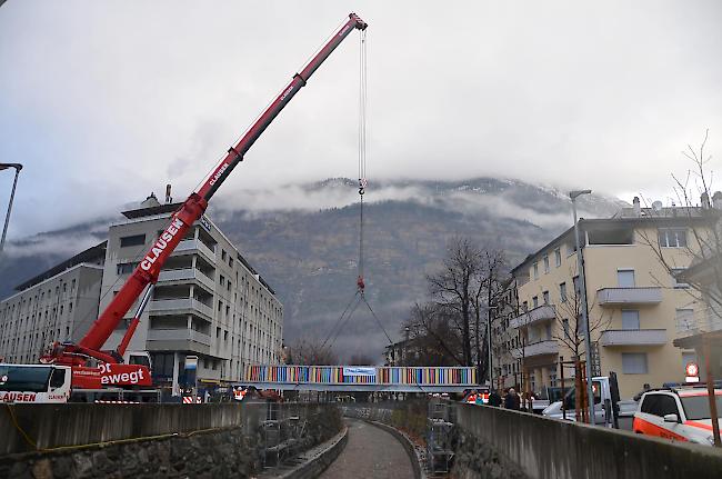 Die Brücke wird millimetergenau auf die vorbereiteten Fundamente gelegt. 